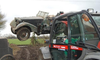 Illustration for article titled Priceless Cache Of Thirty Vintage Cars Found In Rural UK Town